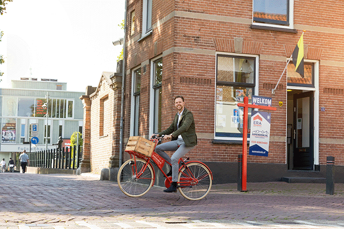Makelaar Lopik bas op de fiets